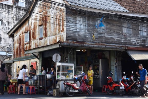 One of Songkhla's old houses turned into a street kitchen. Photo by: David Luekens