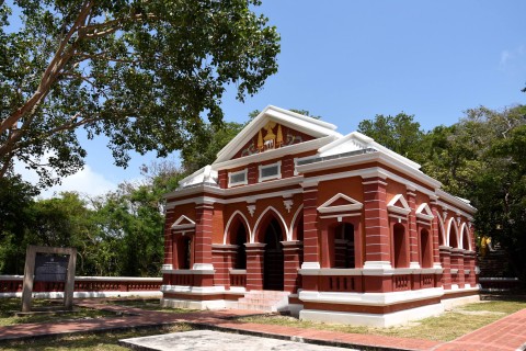 Sala Phra Wihaan Daeng, a pavilion built by order of King Rama V. Photo by: David Luekens